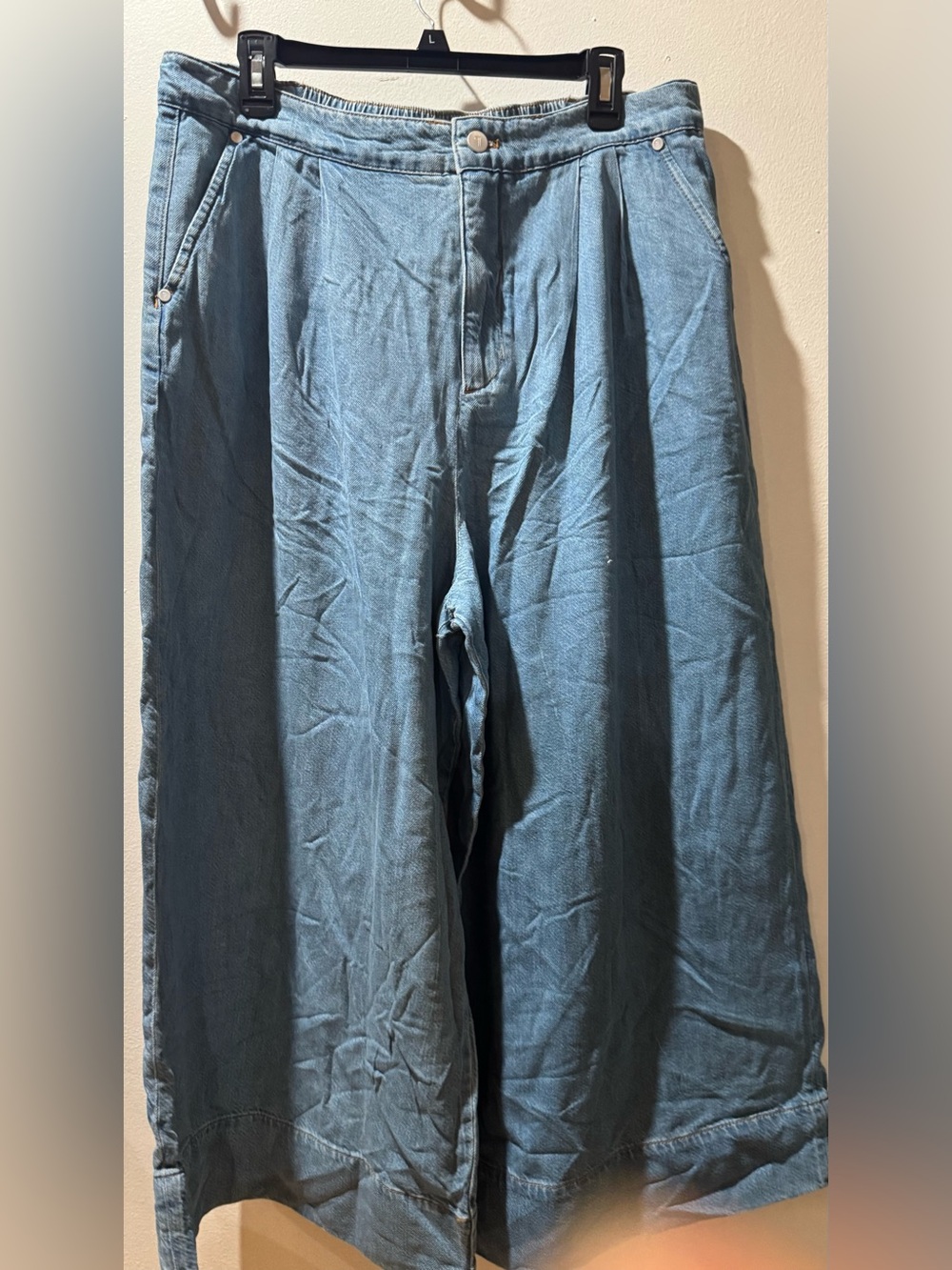 Pilcro Pleated High-Rise Wide-Leg Culotte Jeans - Picture 5 of 10